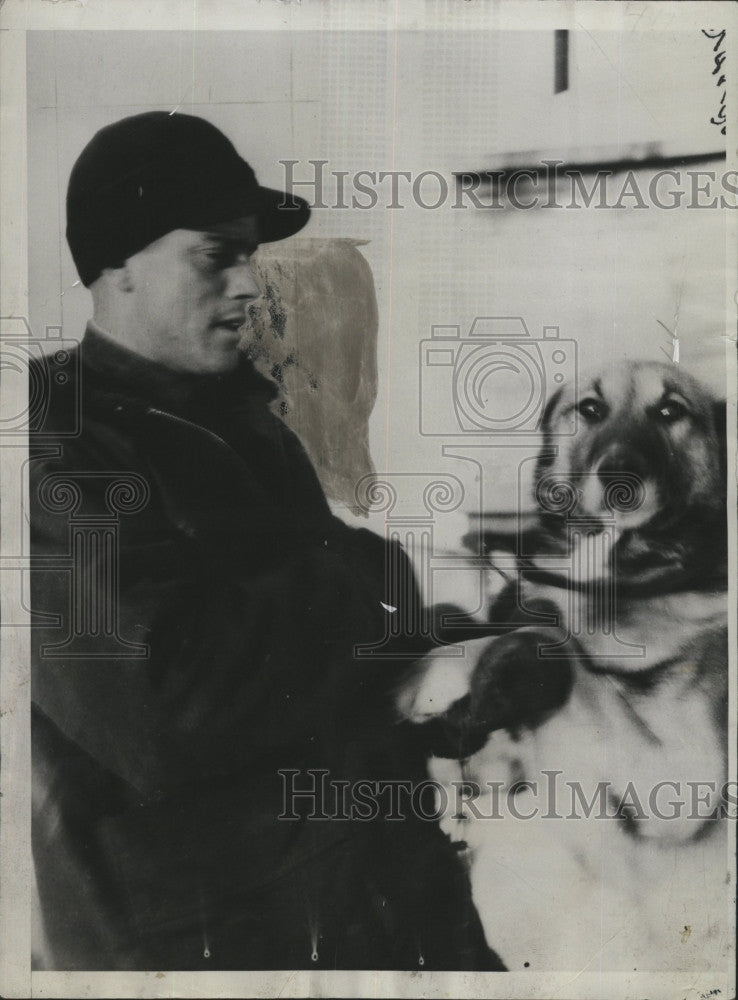 1930 Press Photo Emil S.Godard with a canine dog. - Historic Images