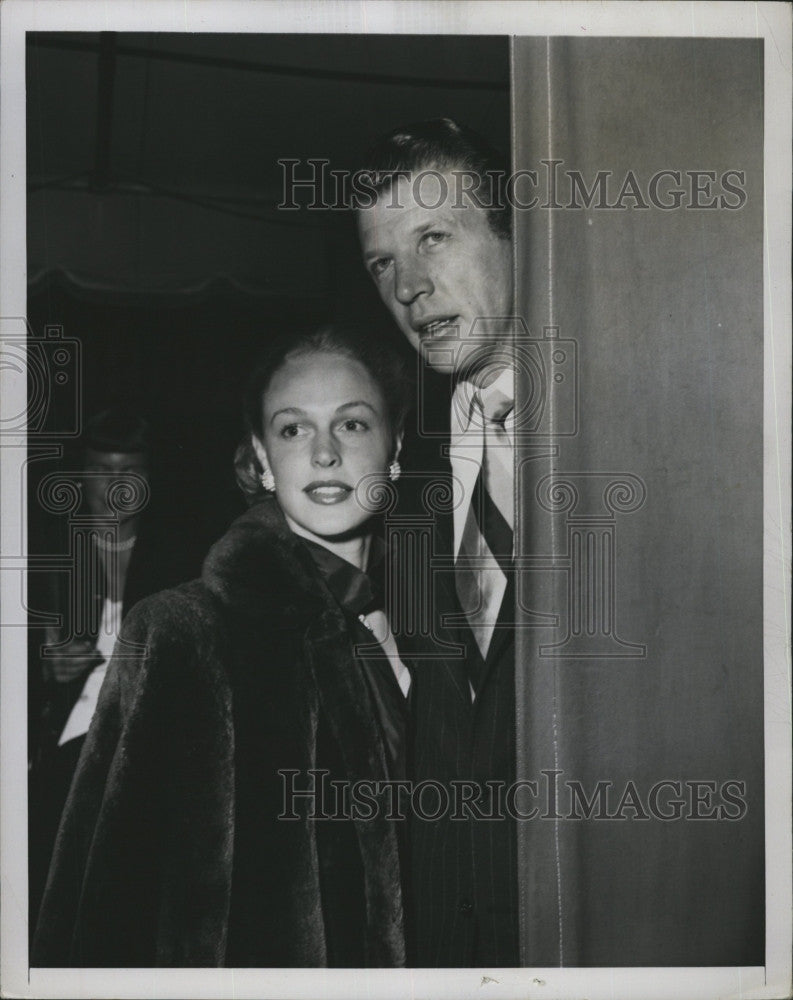 1949 Press Photo Actor Dan Dailey and wife Elizabeth at Hollywood Club Mocambo. - Historic Images