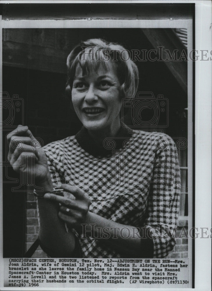 1966 Press Photo Astronaut Edwin Buzz Aldrin's Wife Joan Leaving their Home - Historic Images