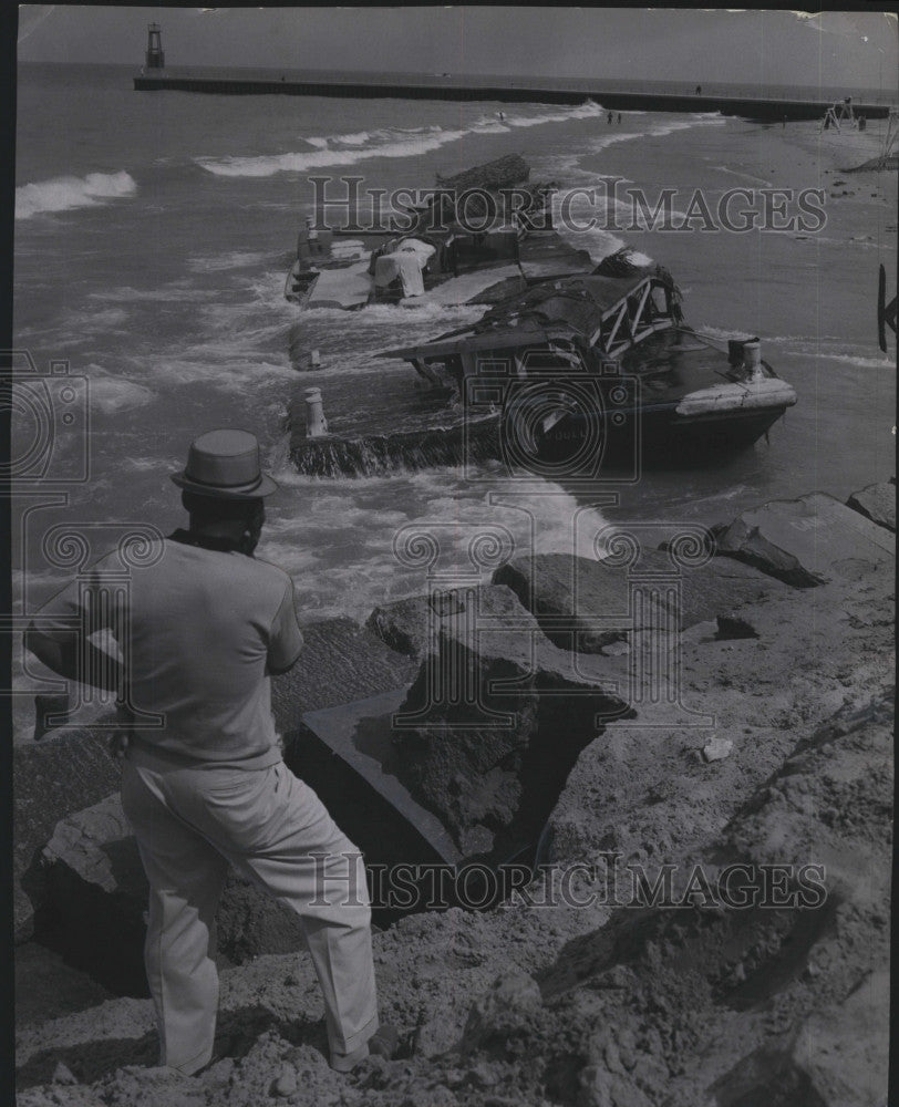 1962 Press Photo Ernest Cash looks on where a derelict barge came to rest - Historic Images