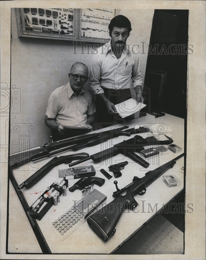 1975 Press Photo Sgt Henry Kramer &amp; James DeMilo in Narcotics - Historic Images