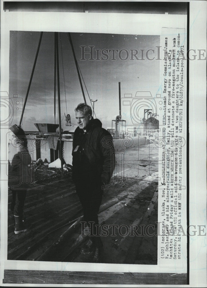 1971 Press Photo Atomic Energy Commission James Schlesinger &amp; 9 Year Old Daughte - Historic Images