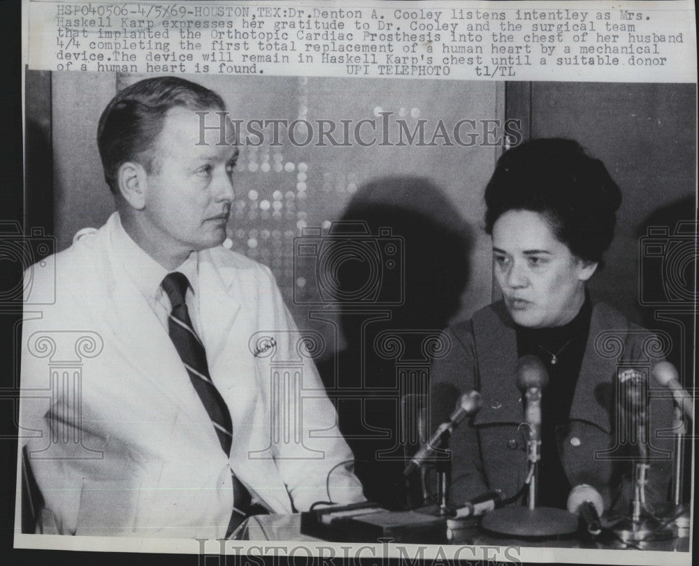 1969 Press Photo Heart Surgeon Dr.Denton A.Colley with Mrs.Haskell Karp. - Historic Images