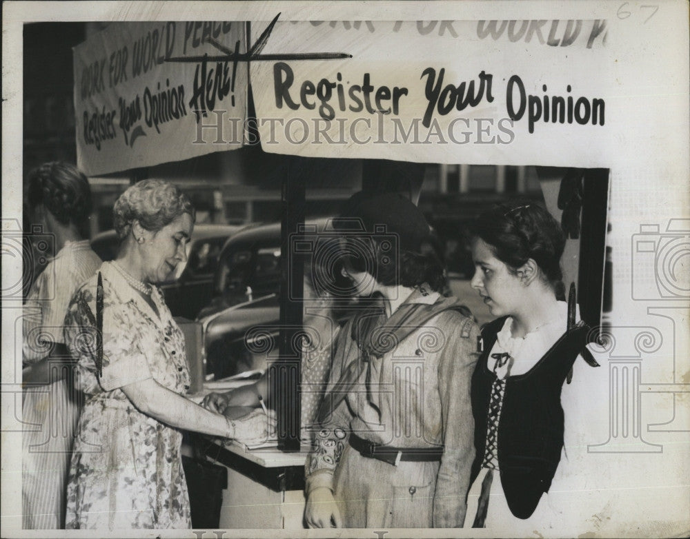 1945 Press Photo Mrs Clavin Coolidge,widow of ex Pres. at voting station - Historic Images