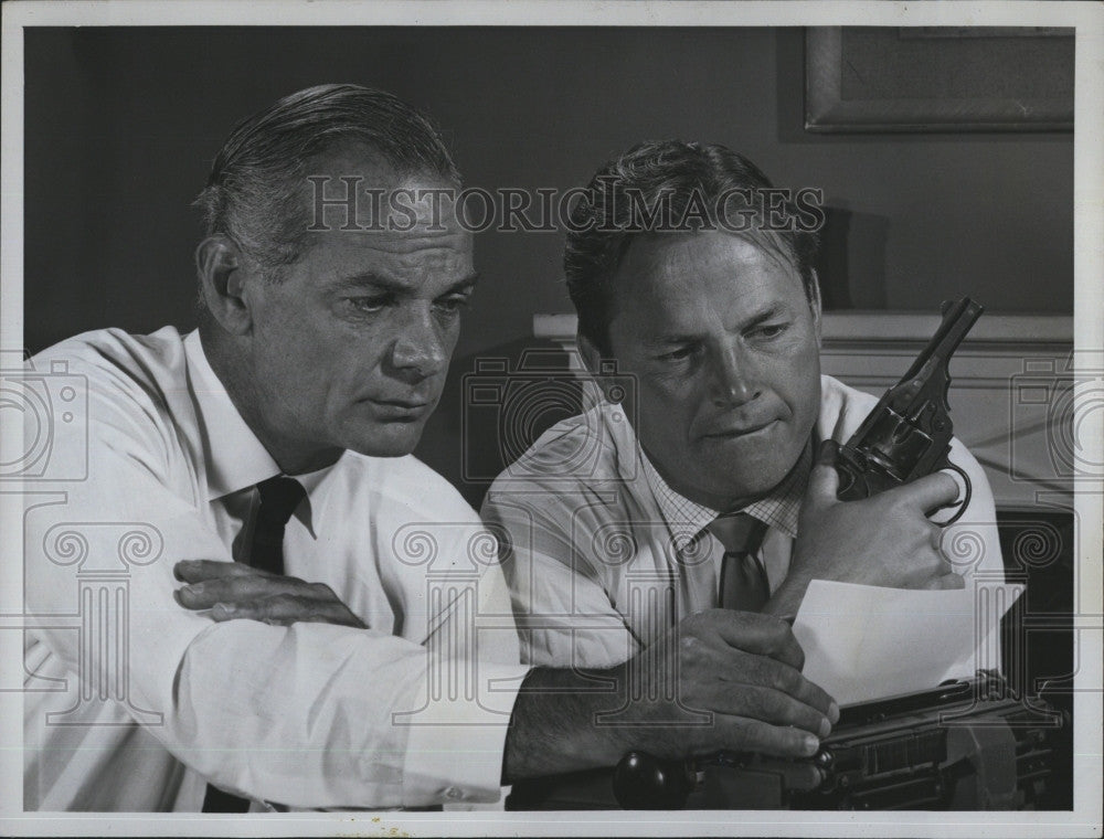 1962 Press Photo James Daly and Ralph Meeker in &quot;Murder on the Agenda&quot; - Historic Images