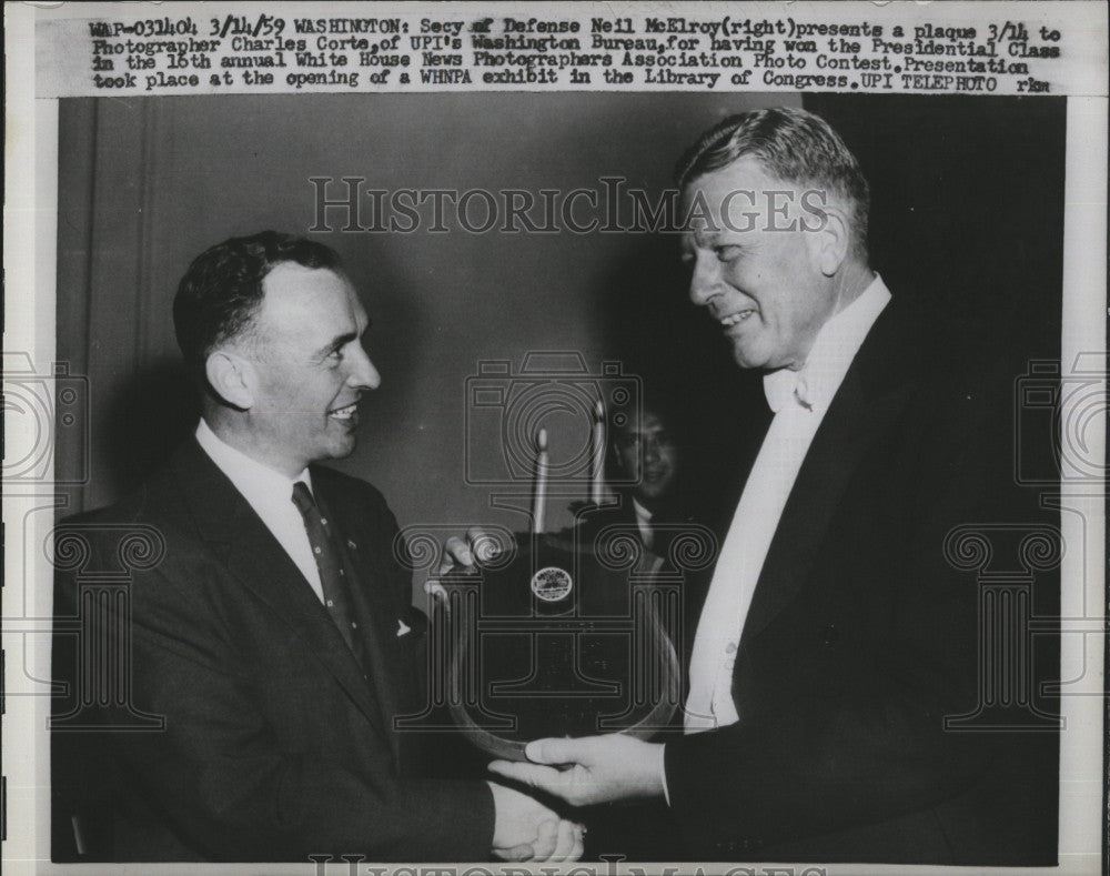 1959 Press Photo Photographer Charles Corte received Plaque from Sec of Defense. - Historic Images