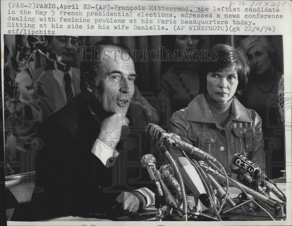 1974 Press Photo Pres. Francois Mitterrand of France with his wife Danielle. - Historic Images