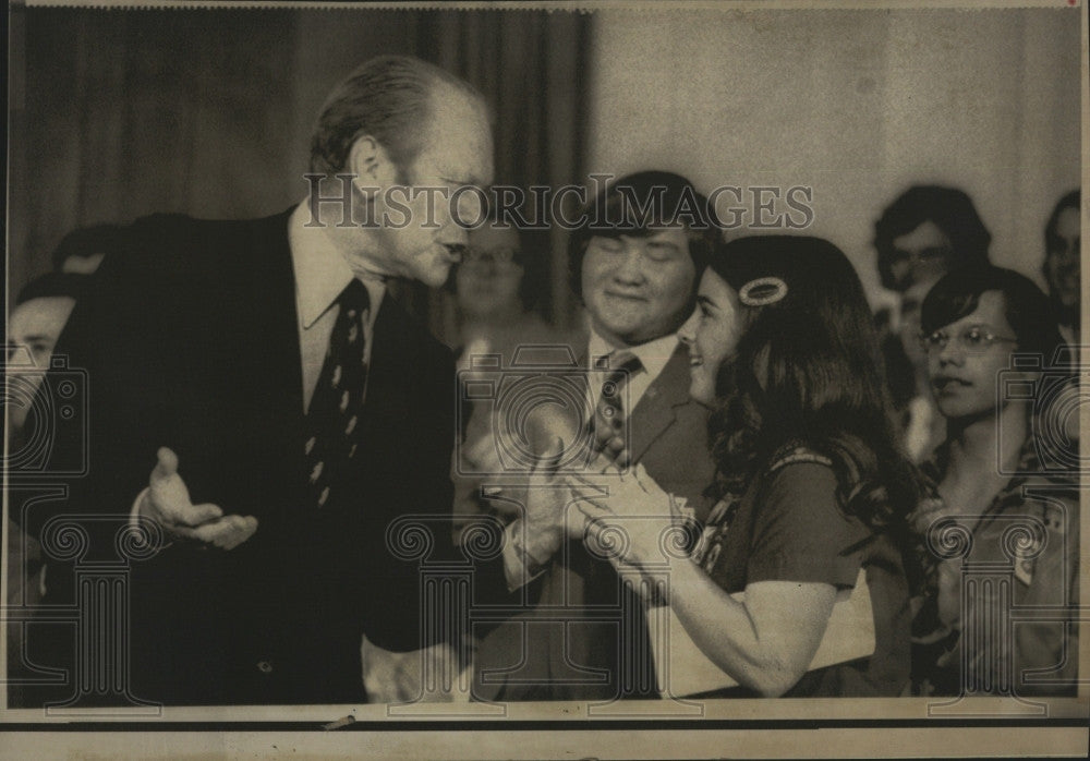 1975 Press Photo Pres.Ford chats with youth Bicentennial Rally in Portland. - Historic Images