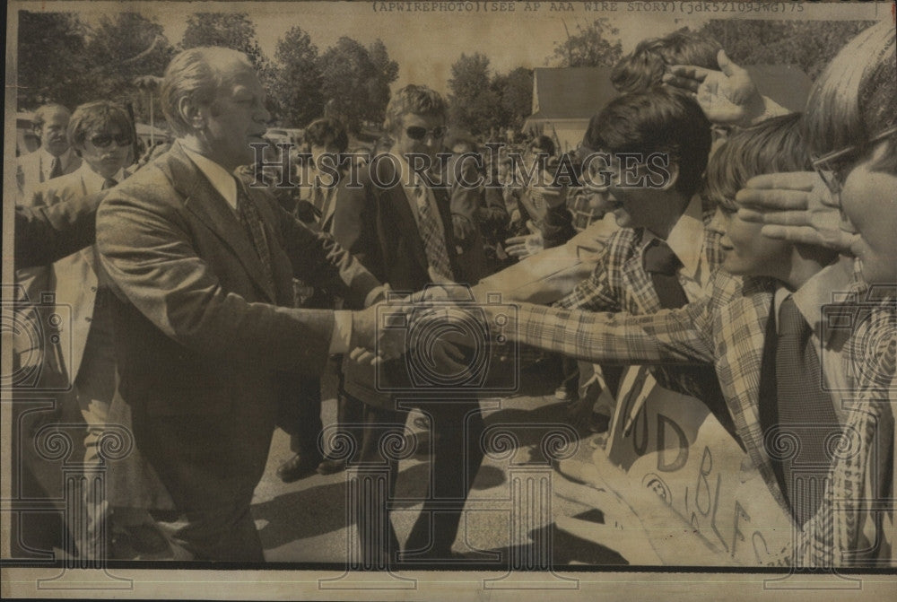 1975 Press Photo Pres.Geralld Ford shake hands with spectators at Keene N.H. - Historic Images