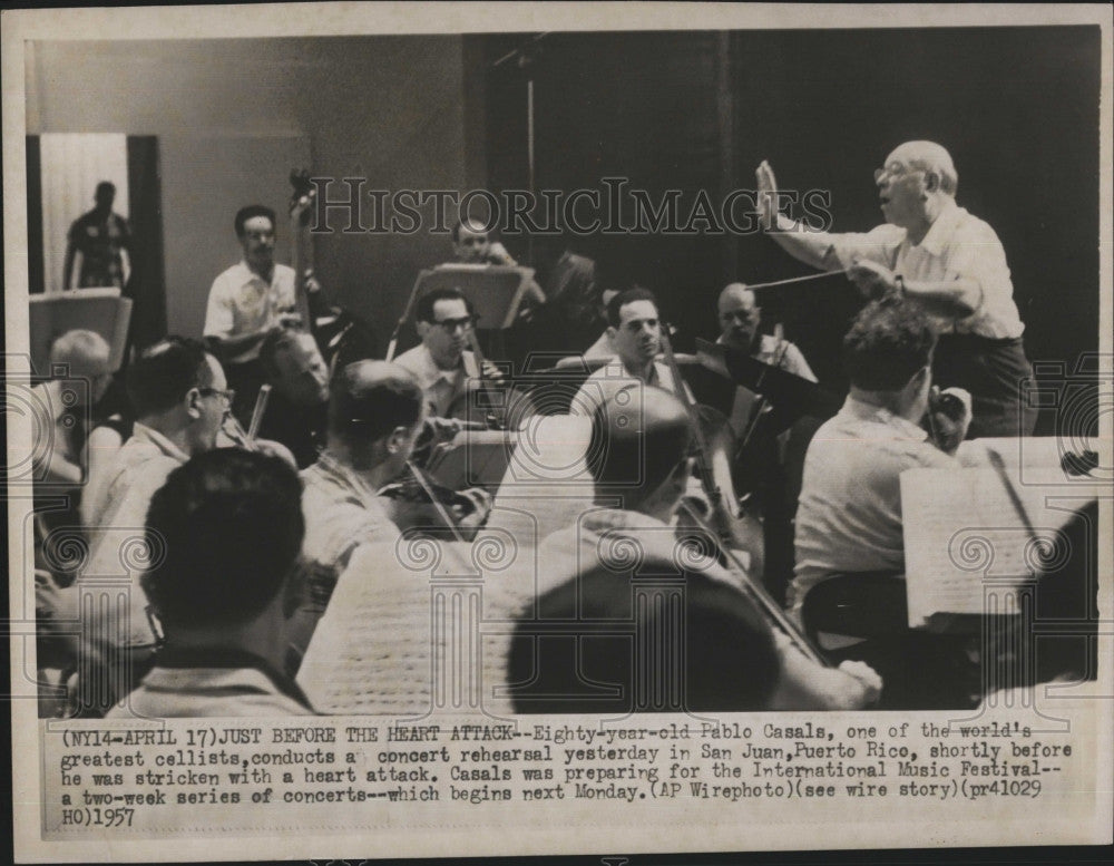 1957 Press Photo Cellist Pablo  Casals conducts a concert rehearsal. - Historic Images