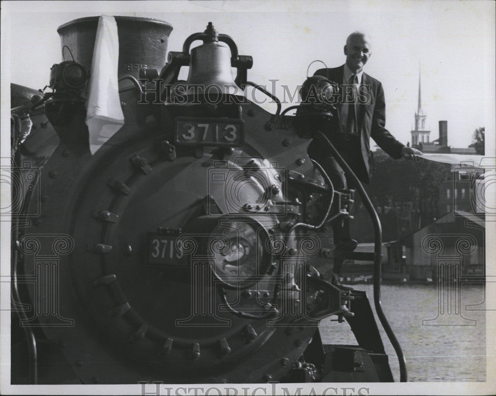 1969 Press Photo Bradford Washburn &amp; a train at Museum on the Charles - Historic Images