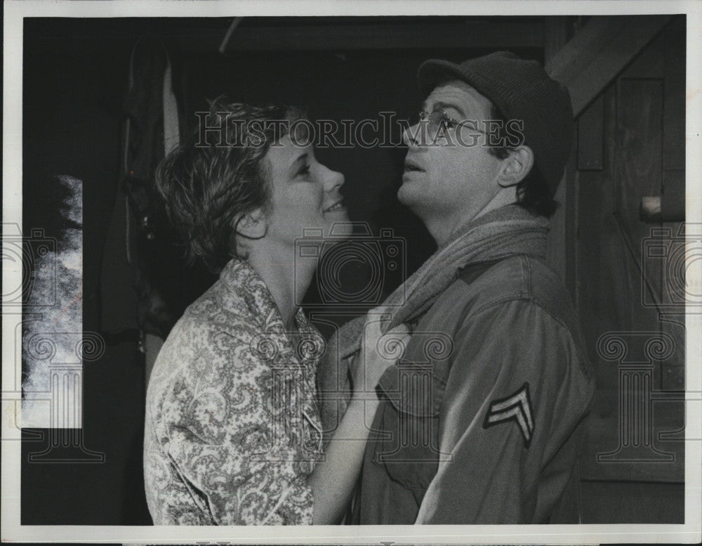 1977 Press Photo Pat Stevens and Gary Burghoff in &quot;MASH&quot; on CBS - Historic Images