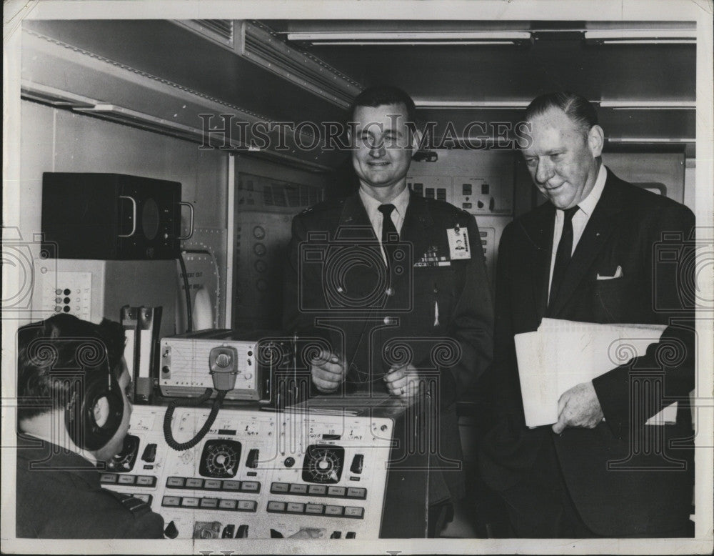 1961 Press Photo Reporter Bob Considino &amp; Capt Luther Hawkins - Historic Images