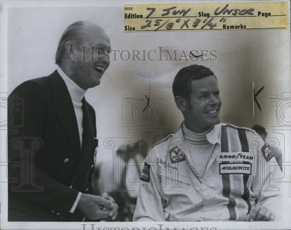 1974 Press Photo Car Racer Bobby Unser Ozzie Olson Owner - Historic Images