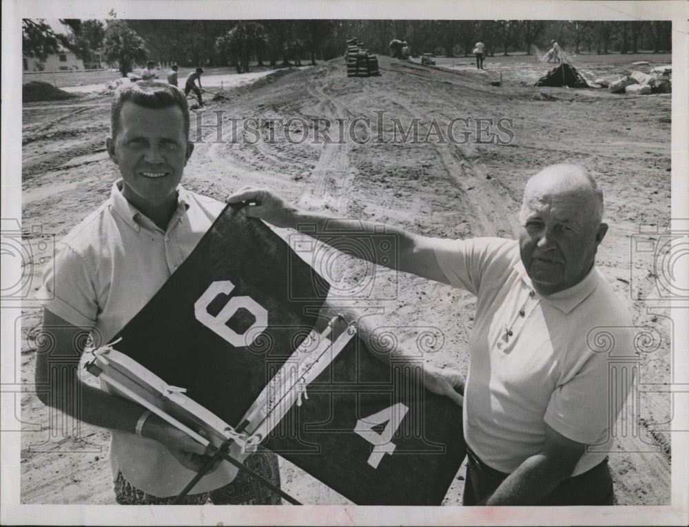 1963 Press Photo Sunset&#39;s greens superintendent Reuben Hines Jr, father Hines Sr - Historic Images