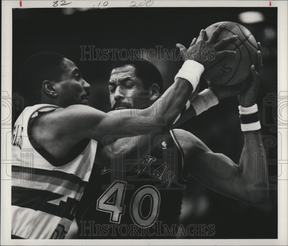 1986 Press Photo Denvers Alex English vs James Donaldson of the Mavs - Historic Images