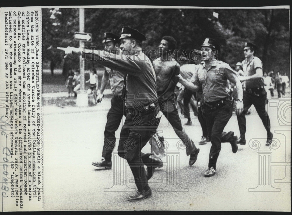 1971 Press Photo Police &amp; youths at rally in NYC - Historic Images