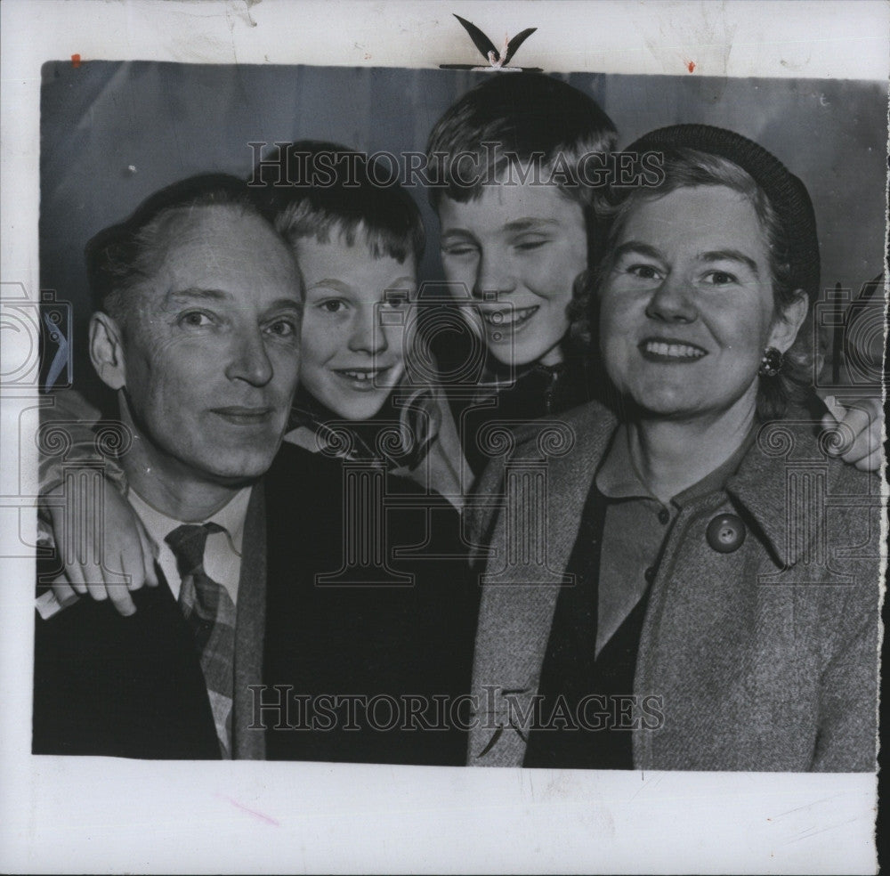 1956 Press Photo Hostage Hermann Field reunited with family after 7 yrs - Historic Images