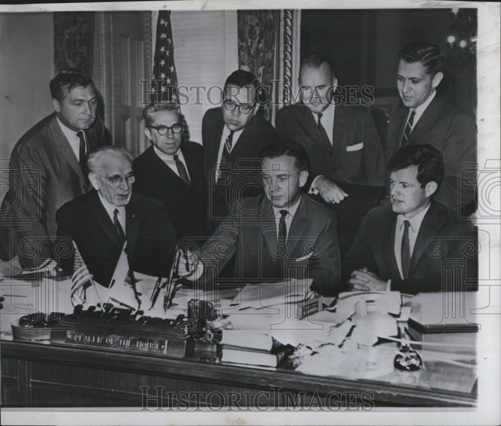 1965 Press Photo Undersec of Navy K BeLieu &amp; committe members - Historic Images