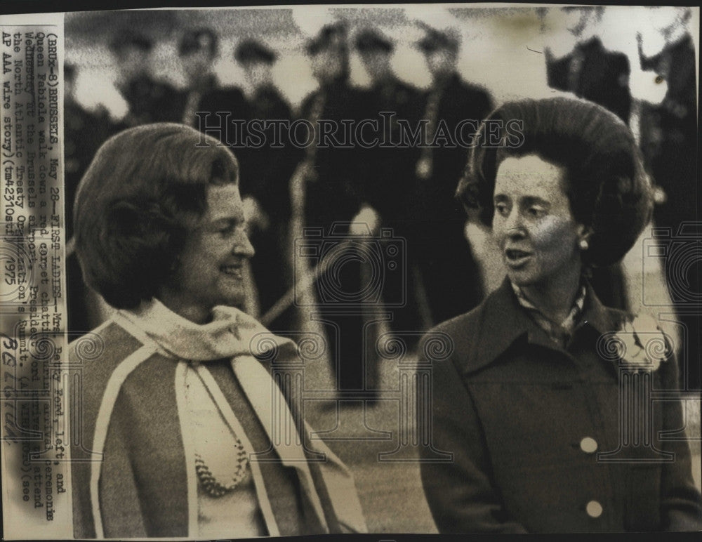 1975 Press Photo Mrs Betty Ford &amp; Queen Fabiola - Historic Images