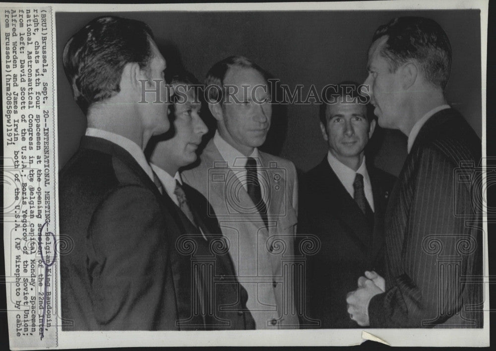 1971 Press Photo King Baudouin chats with spacemen in the Belgian capital - Historic Images