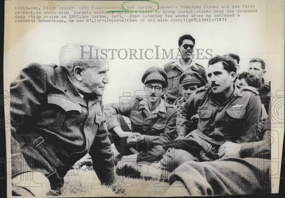 1973 Press Photo Israel&#39;s PM David  Ben Gurion  &amp; soldiers - Historic Images