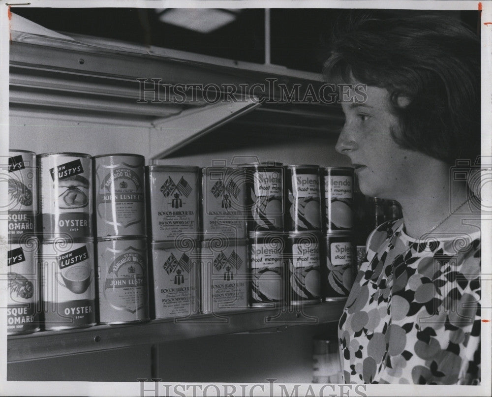 1961 Press Photo Lindsey Anderson, of England, Examines Food Exhibit - Historic Images