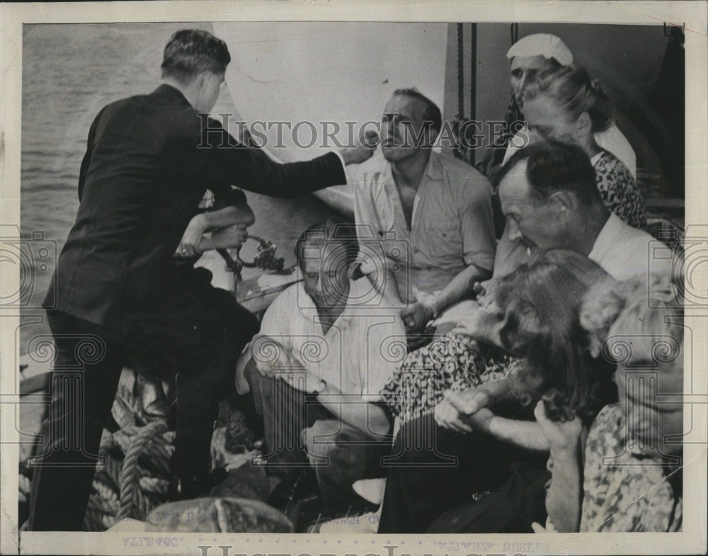 1948 Press Photo Rev Walter B Freed Holy Sacrament to refugees sailed Atlantic - Historic Images