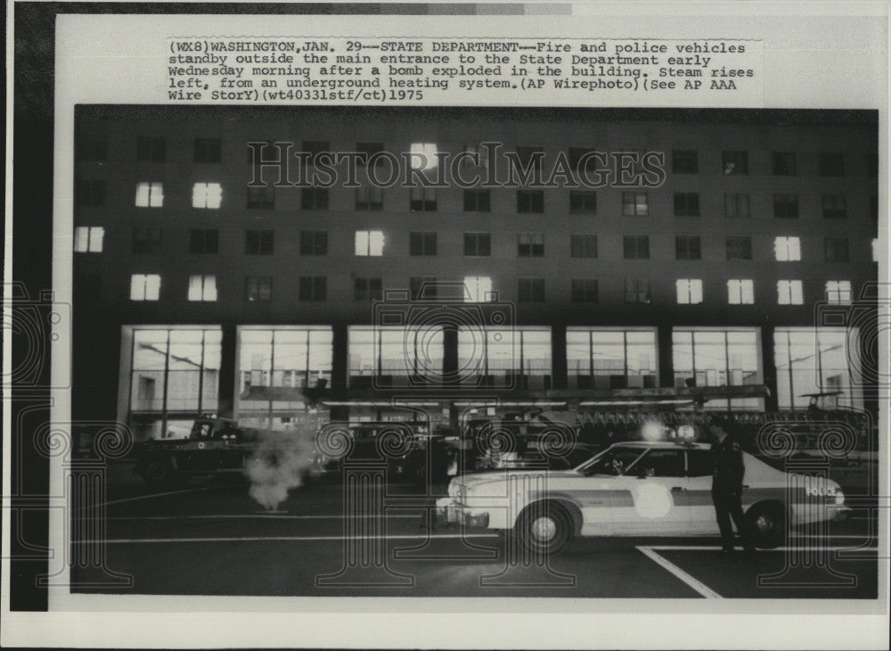 1975 Press Photo Fire Police outside State Dept Bomb Exploded - Historic Images