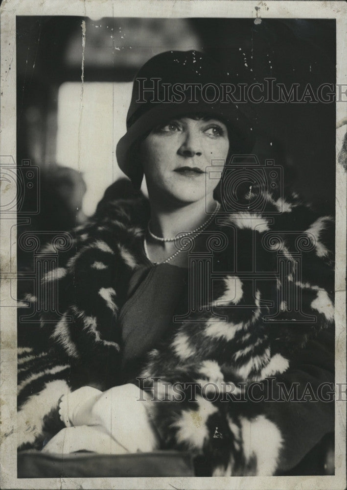 1927 Press Photo Miss Wilda Bennett in a fur coat - Historic Images