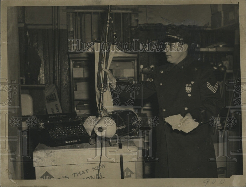 1950 Press Photo Sargeant Ulich Burkes Policeman - Historic Images