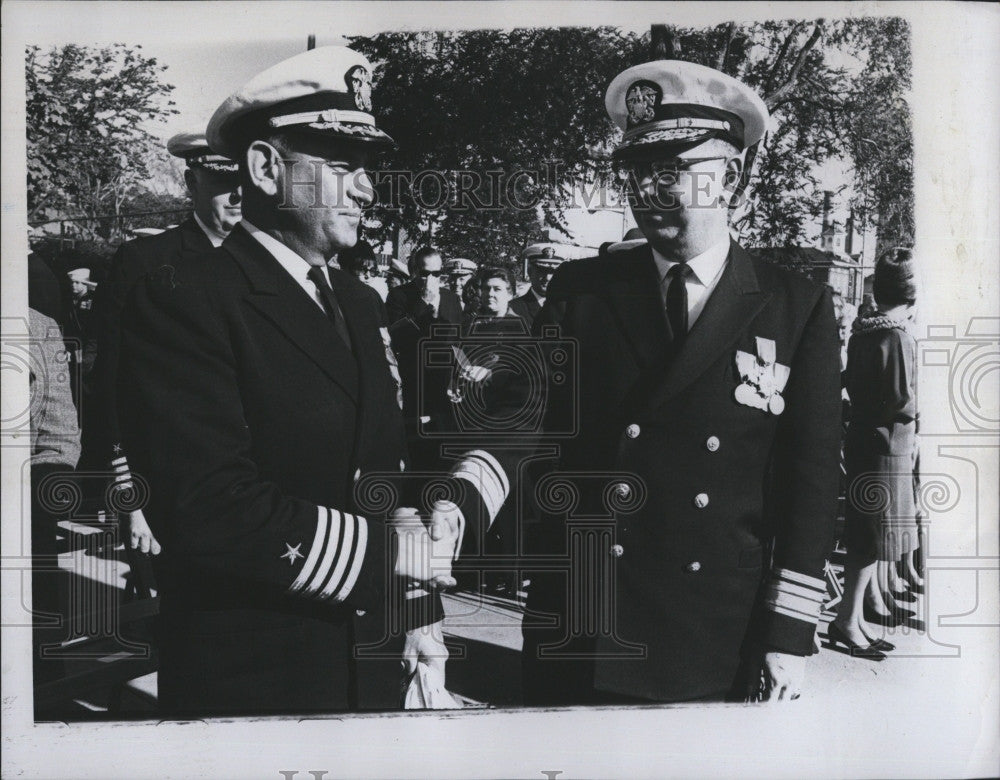 1969 Press Photo Capt Raymond Burke Comander Naval Shipyard Rear Admiral Robert - Historic Images