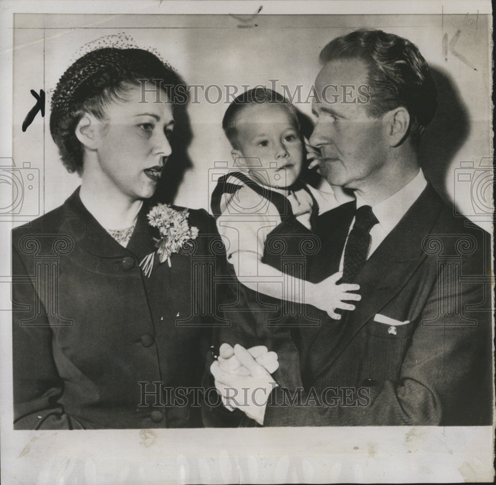 1951 Press Photo AJ Burnett &amp; wife ANn &amp; adopted son Elvis Ray - Historic Images