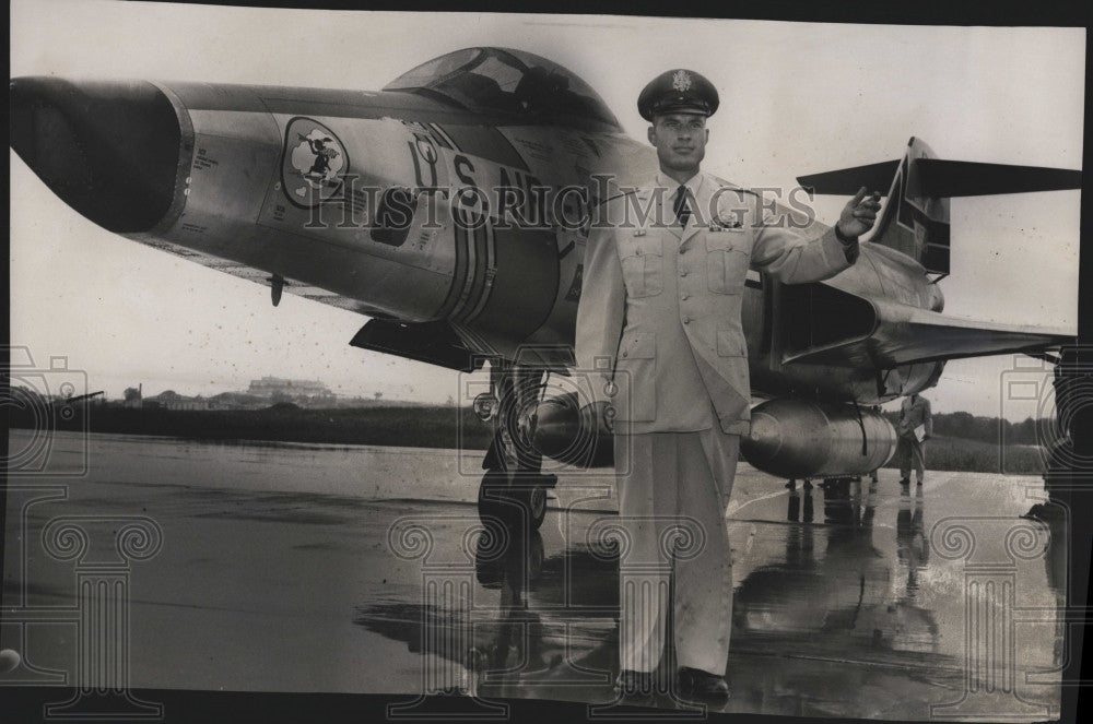 1958 Press Photo Capt Robert Burkhart and Air FOrce RF 101 plane - Historic Images