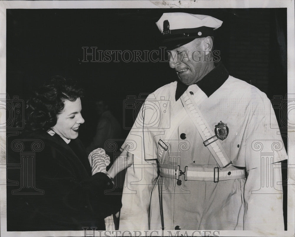 1958 Press Photo Police officer Joe L Burke &amp; Eleanor Lagreen - Historic Images