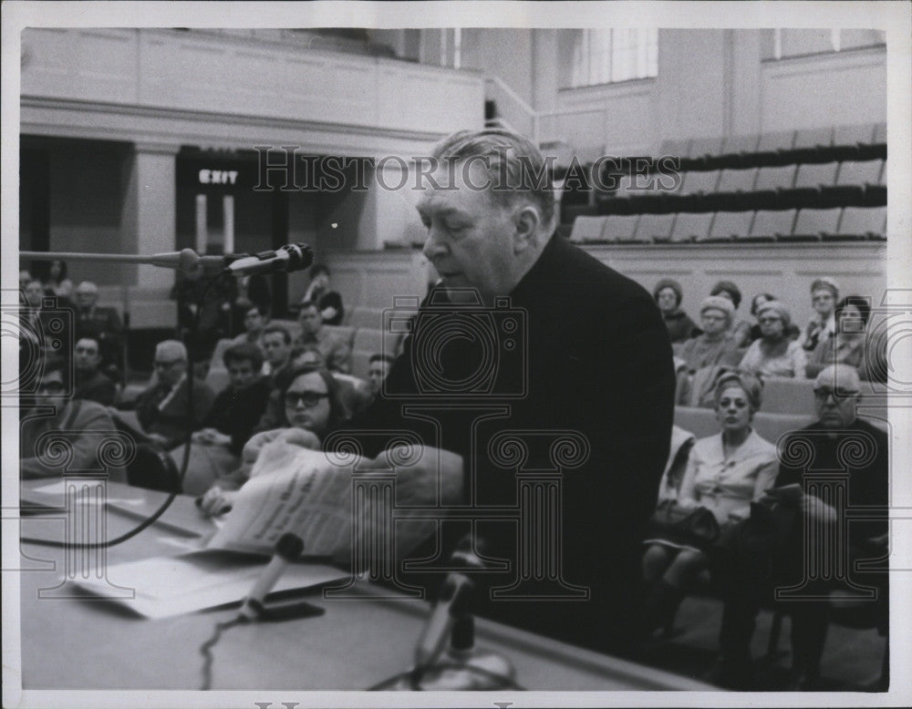 1971 Press Photo Msgr. Burke at Beano hearing in Mass. - Historic Images