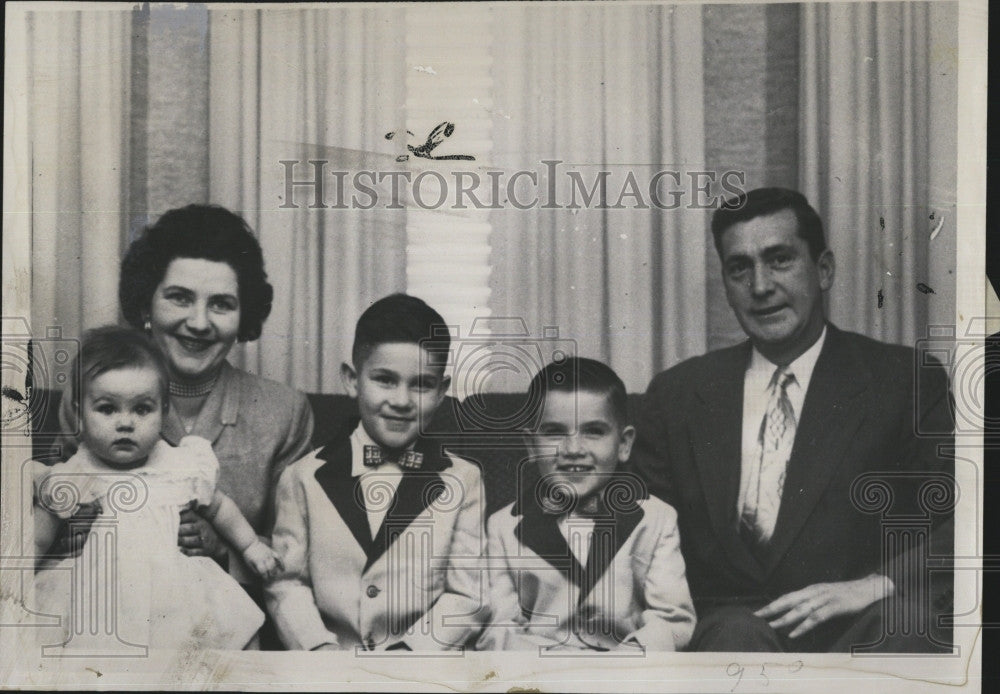 1961 Press Photo William Burke & family of Boston Mass. - Historic Images