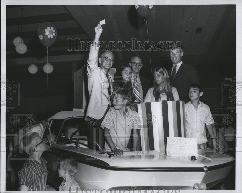 1970 Press Photo State Rep Walter T Burkem&amp; Cystic Fibrosis Assoc. - Historic Images