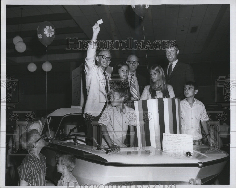 1970 Press Photo State Rep Walter T Burkem& Cystic Fibrosis Assoc. - Historic Images