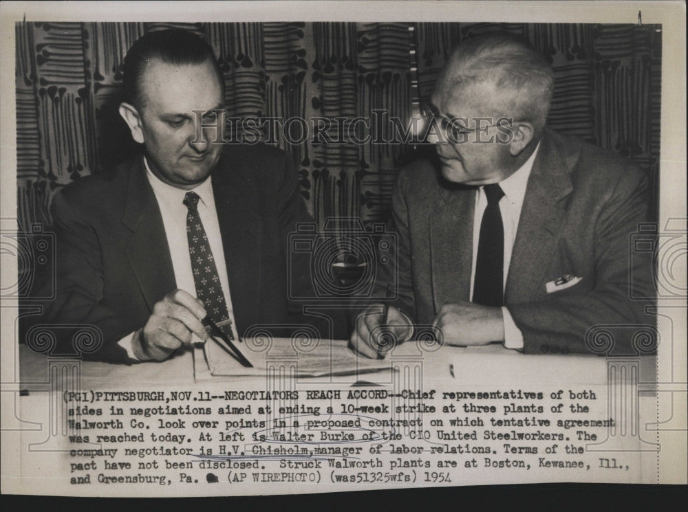 1954 Press Photo Walter Burke and H. Chisholm  of Walworth Company - Historic Images