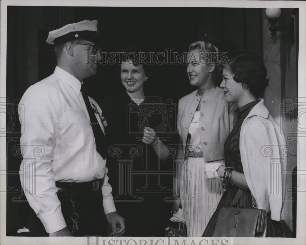 1958 Press Photo Officer James Varty &amp; C Shea,D McCarthy,N Grusha, Prudential - Historic Images