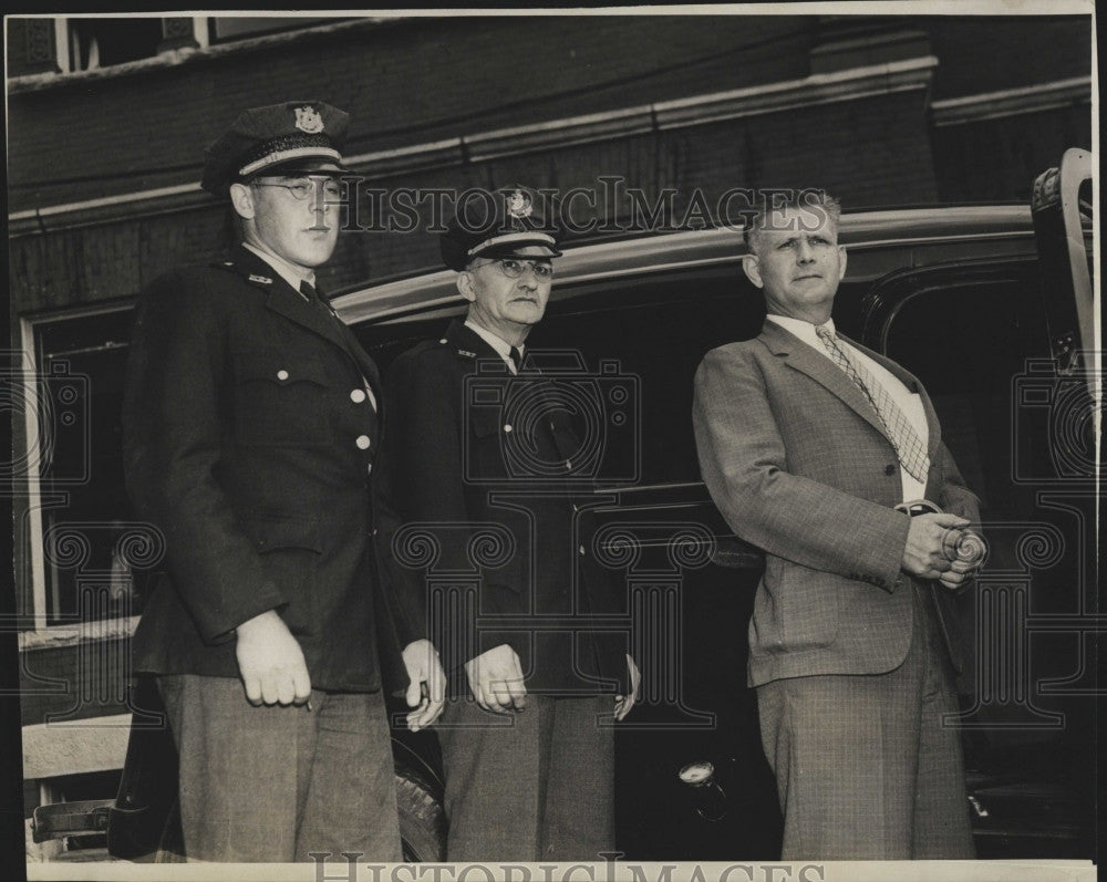 1938 Press Photo Francis Carroll in custody of the police - Historic Images