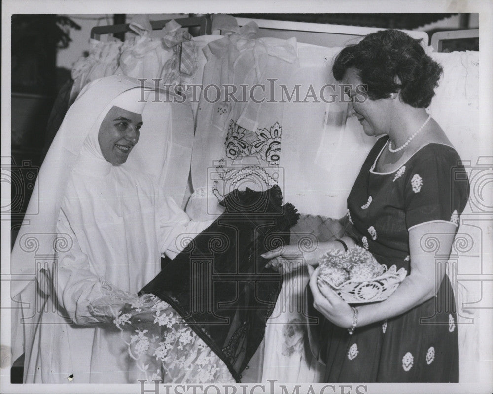 1960 Press Photo Sister Benigna Outdoor Fall Festival Marion Manor South Boston - Historic Images