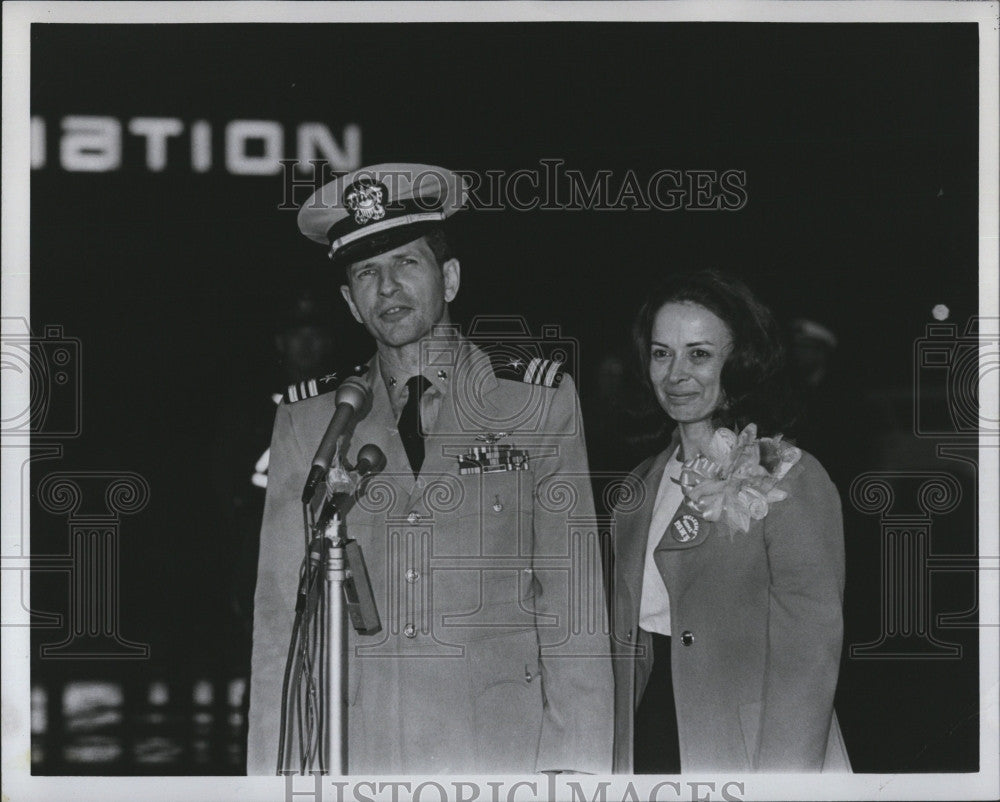 1973 Press Photo Cmdr Allen R Carpenter &amp; his wife - Historic Images