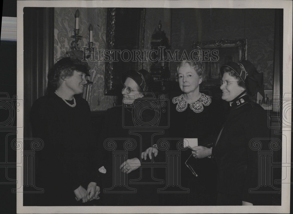 1942 Press Photo Mrs Leverett Saltonstall &amp; Mrs Carpenter - Historic Images