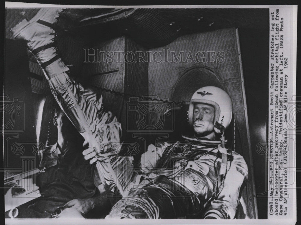 1962 Press Photo Astronaut Scott Carpenter in rescue helicopter - Historic Images