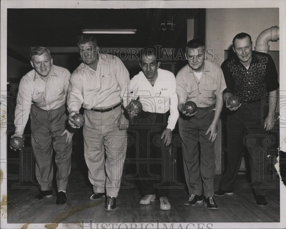 1958 Press Photo Bowlers, E carty,P Geraghty,and other in tourney - Historic Images
