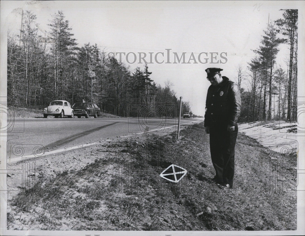 1967 Press Photo Hingham patrolman Charles Carnrick - Historic Images