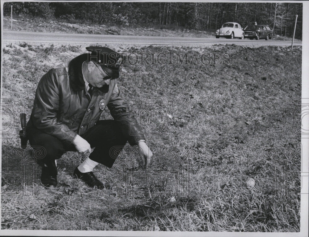 1967 Press Photo Patrolman Charles Carnrick at spot where girl&#39;s body was found - Historic Images