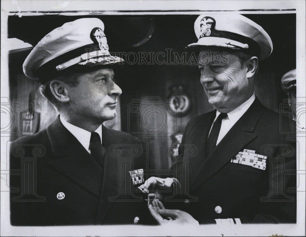 1968 Press Photo Rear Admiral Menas Johnston, Jr., Capt. Leon I. Smith, Jr. - Historic Images